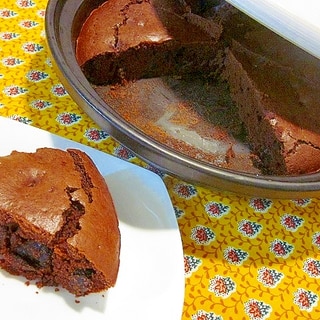 タジン鍋でグルテンフリーなプルーン入りチョコケーキ